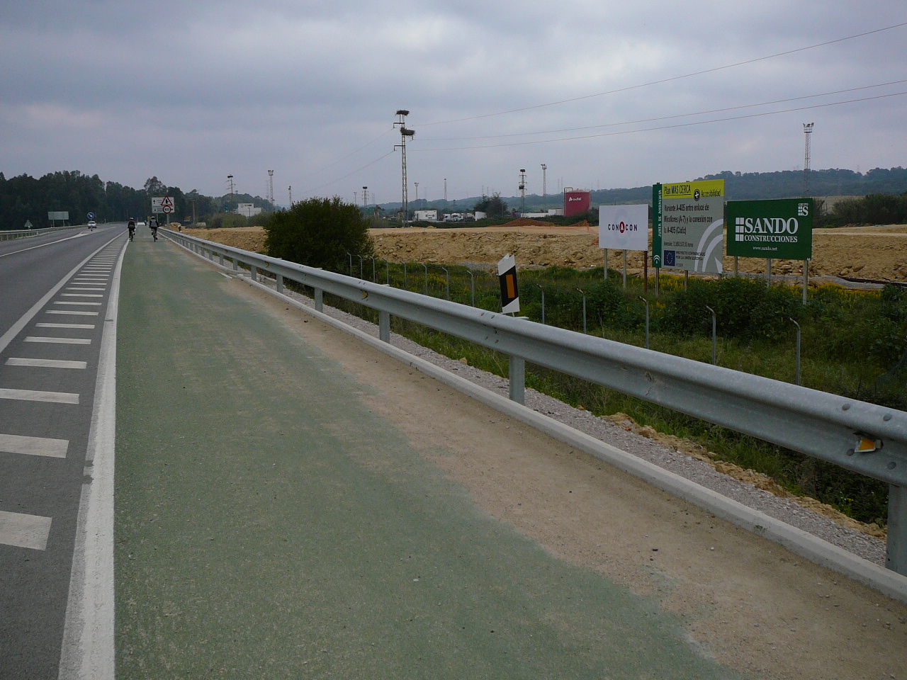 Los Barrios - Castellar (province de Cádix) Piste asphaltée le long de l'A-360 7 km près d'une route passagère.