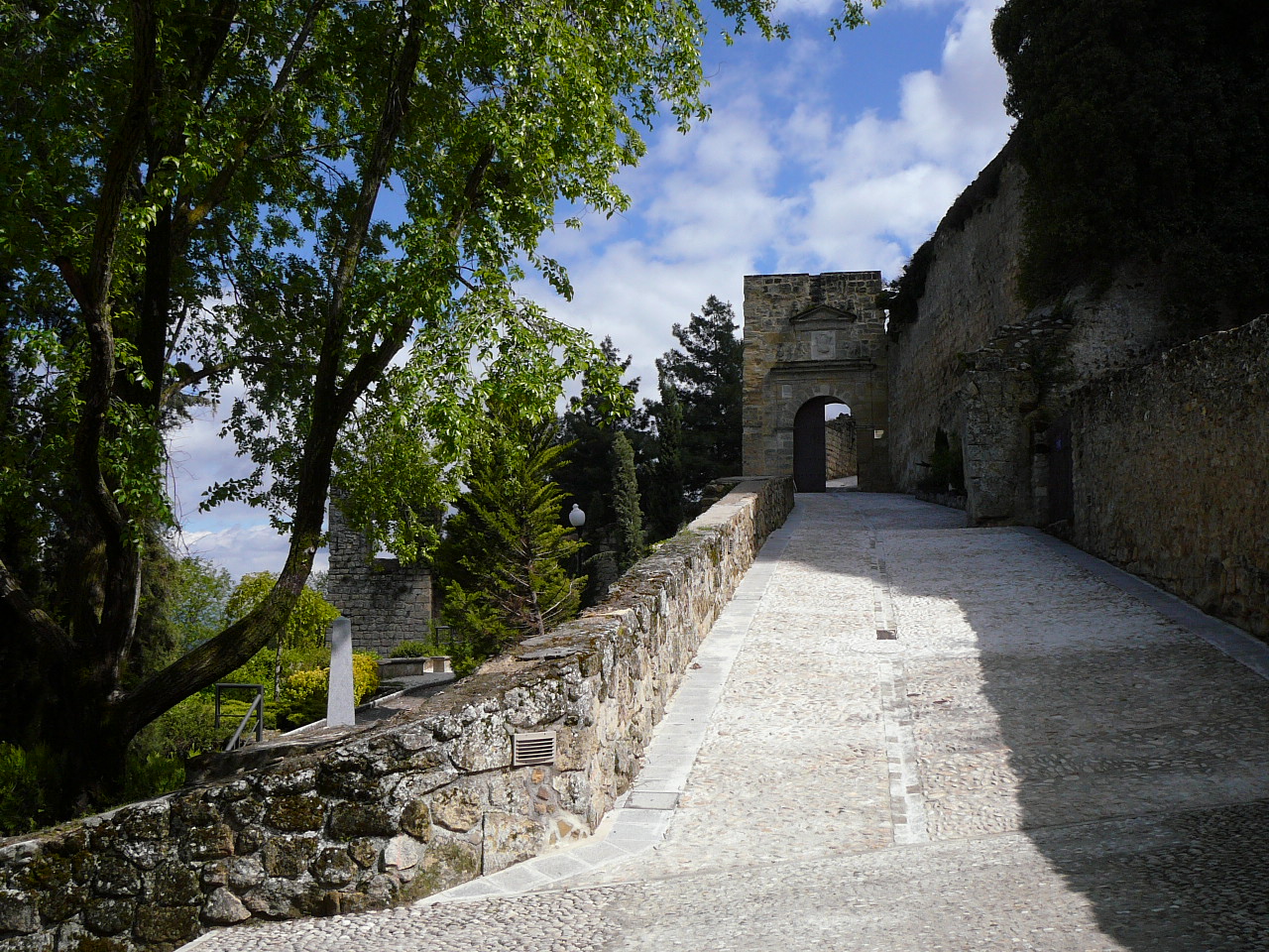 Priego de Córdoba - Alcalá la Real (province de Córdoba) Le chemin menant au château 