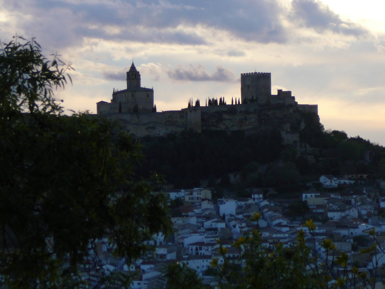 Priego de Córdoba - Alcalá la Real (province de Córdoba) Contre-jour du château et de la ville 