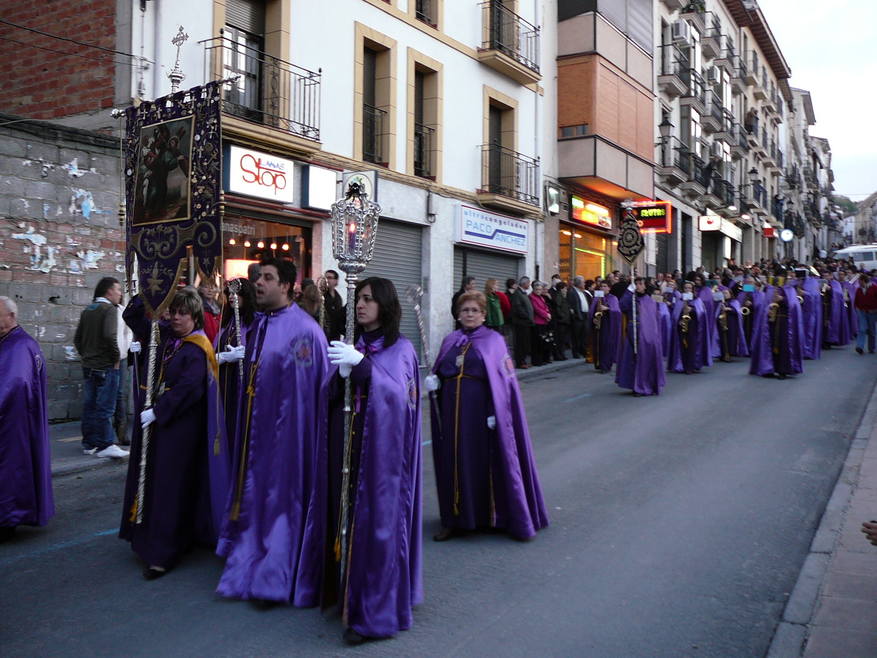 Priego de Córdoba - Alcalá la Real (province de Córdoba) Sortie d'une confrérie après le dimanche de Pâques 