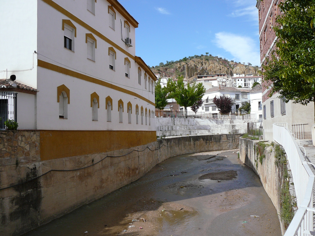 Carchelejo - Cambil (province de jaén) Le ruisseau qui traverse le village 